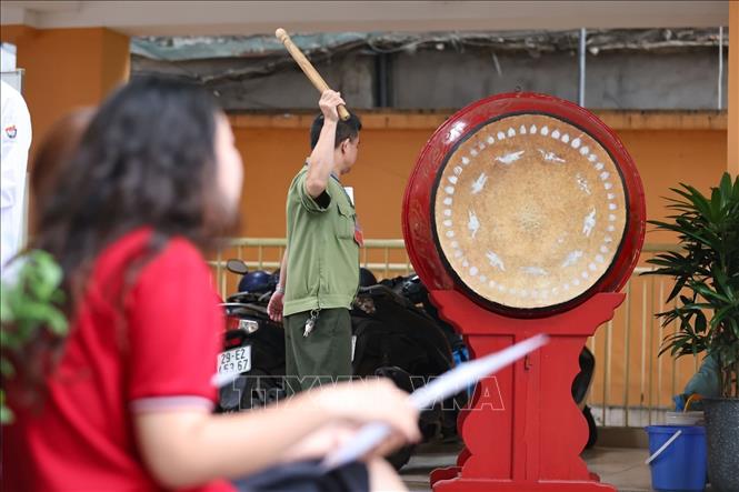 Tiếng trống vang lên mang theo bao hoài bão của tuổi trẻ với 12 năm đèn sách. Ảnh: Thanh Tùng - TTXVN