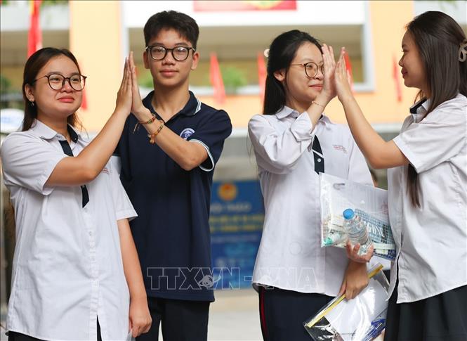 Thí sinh thể hiện quyết tâm, sự tự tin chinh phục kỳ thi. Ảnh: Thanh Tùng - TTXVN