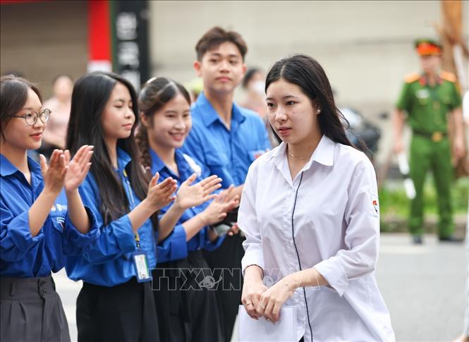 Thí sinh tới điểm thi trường THCS Ngô Sĩ Liên, quận Hoàn Kiếm dự thi môn cuối mang theo sự tự tin và niềm hứng khởi. Ảnh: Thanh Tùng - TTXVN