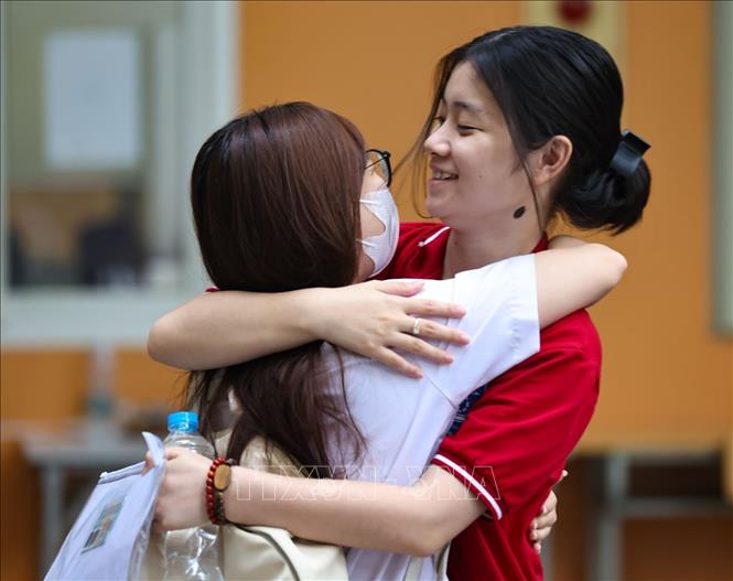 Cái ôm thật chặt cùng chúc nhau thi tốt. Ảnh: Thanh Tùng - TTXVN