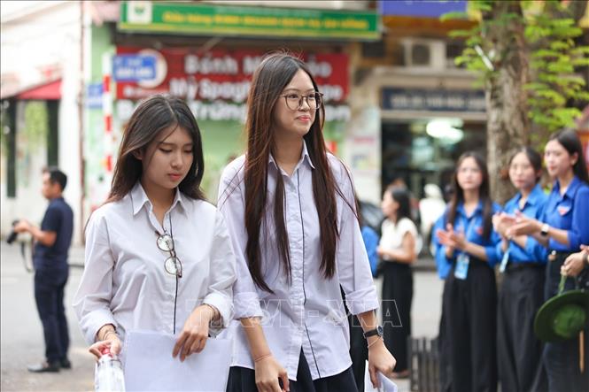 Thí sinh tới điểm thi trường THCS Ngô Sĩ Liên, quận Hoàn Kiếm dự thi môn cuối mang theo sự tự tin và niềm hứng khởi. Ảnh: Thanh Tùng - TTXVN