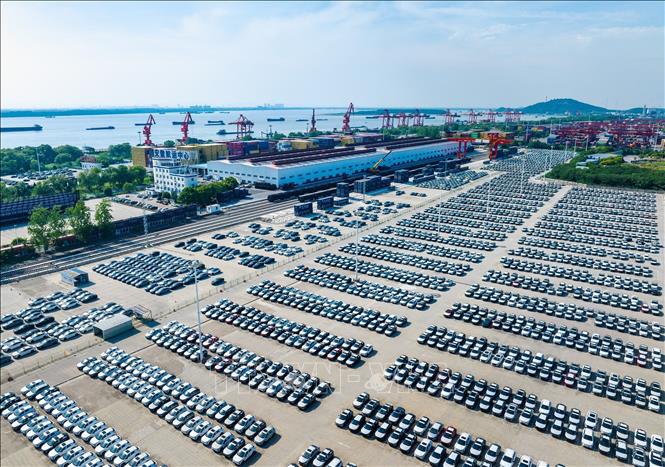 Ô tô chờ xuất khẩu tại cảng ở An Huy, Trung Quốc. Ảnh: THX/TTXVN