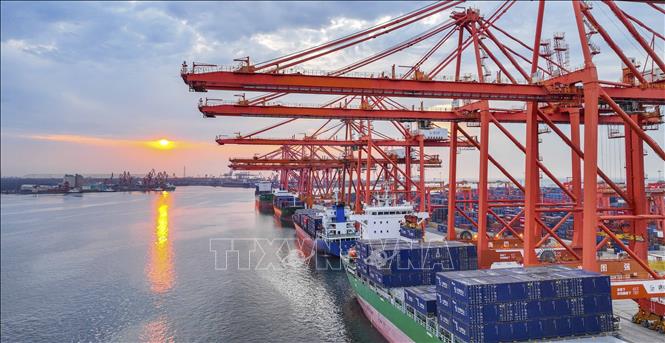 Quang cảnh cảng hàng hóa tại Hà Bắc, Trung Quốc. Ảnh: THX/TTXVN