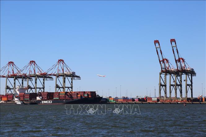 Quang cảnh cảng hàng hóa tại Bayonne, New Jersey, Mỹ. Ảnh: THX/TTXVN
