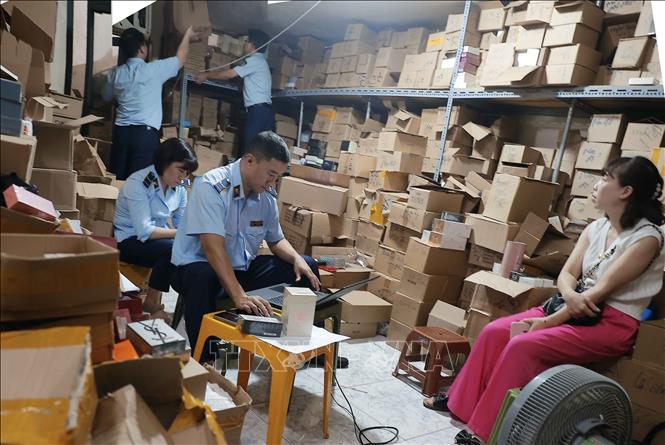 Lực lượng Quản lý thị trường Hà Nội kiểm tra một cơ sở kinh doanh trên địa bàn quận Hoàn Kiếm, Hà Nội. Ảnh: Trần Việt - TTXVN