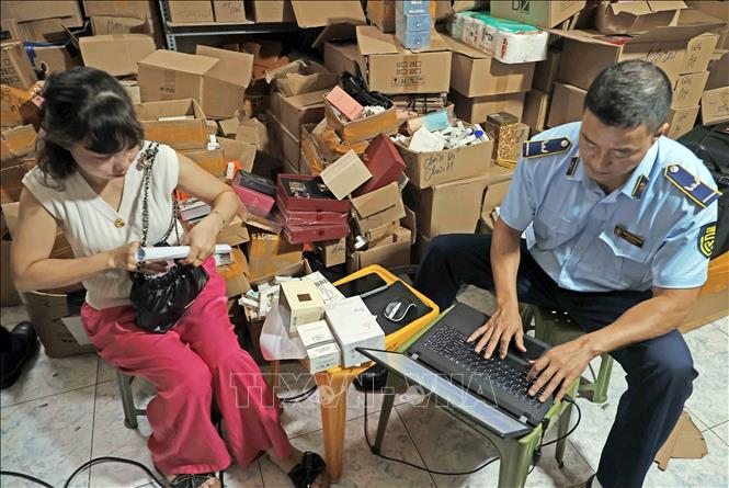 Lực lượng Quản lý thị trường Hà Nội kiểm tra một cơ sở kinh doanh trên địa bàn quận Hoàn Kiếm, Hà Nội. Ảnh: Trần Việt - TTXVN