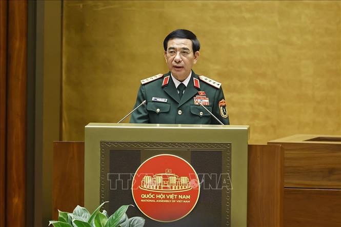 Bộ trưởng Bộ Quốc phòng Phan Văn Giang, thừa ủy quyền Thủ tướng Chính phủ trình bày Báo cáo giải trình, tiếp thu, chỉnh lý dự thảo Luật sửa đổi, bổ sung một số điều của 11 luật về quân sự, quốc phòng. Ảnh: Doãn Tấn - TTXVN