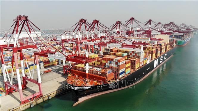 Theo báo SCMP, Nhà Trắng ngày 26/6/2025 cho biết Mỹ và Trung Quốc đã đạt được một “thỏa thuận khung” nhằm thực hiện các điều khoản từ vòng đàm phán thương mại bắt đầu tại Geneva (Thụy Sĩ) hồi tháng trước. Ảnh: Cảng hàng hóa Thanh Đảo, tỉnh Sơn Đông, Trung Quốc. Ảnh: THX/TTXVN