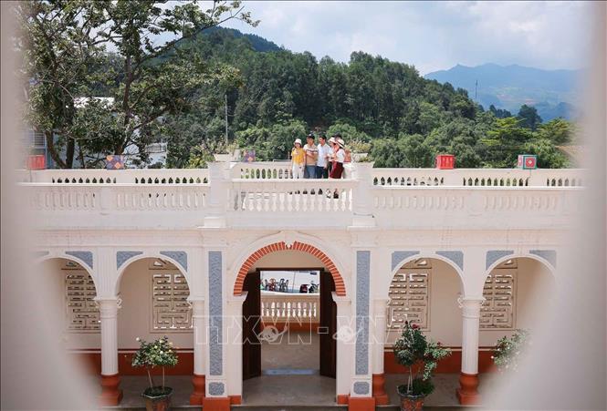 Hành lang lớn và rộng nối liền các phần của dinh thự Hoàng A Tưởng. Ảnh: Hoàng Hiếu - TTXVN