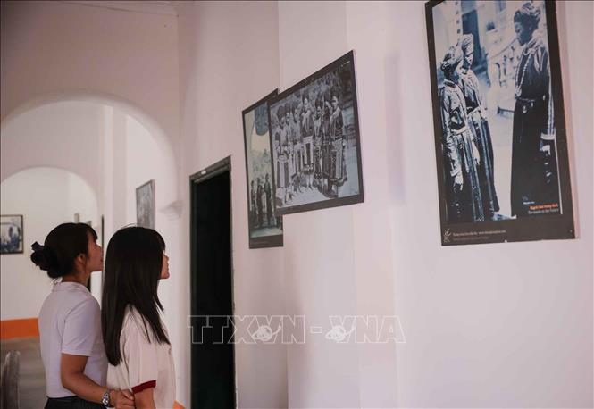 Du khách tham quan các bức ảnh giới thiệu về cuộc sống, con người Bắc Hà xưa. Ảnh: Hoàng Hiếu - TTXVN