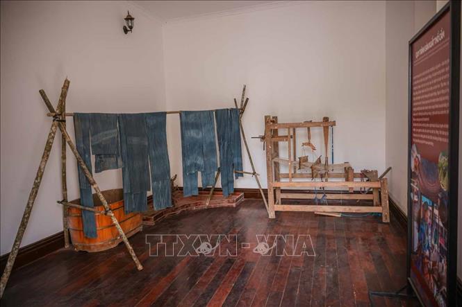 Phòng trong dinh thự Hoàng A Tưởng giới thiệu quy trình sản xuất thổ cẩm. Ảnh: Hoàng Hiếu - TTXVN