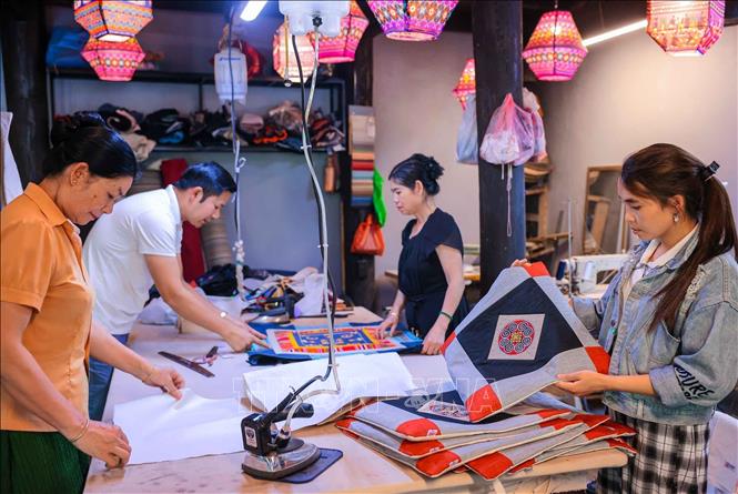 Các sản phẩm thổ cẩm Lan Rừng đa dạng như khăn trải bàn, chăn ga, gối, tranh treo, bàn ghế… tạo tạo không gian ấm cúng và gần gũi và nét riêng mang đậm bản sắc văn hoá truyền thống.  Ảnh: Hoàng Hiếu - TTXVN  