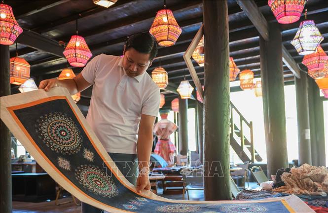 Các sản phẩm thêu thủ công vừa bảo tồn, phát huy giá trị văn hóa của làng nghề, vừa mang lại lợi ích kinh tế - xã hội. Ảnh: Hoàng Hiếu – TTXVN