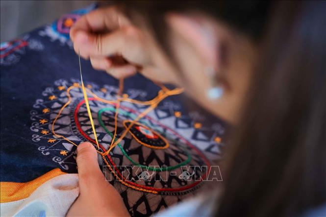 Những mũi thêu thuần thục của người thợ làng thổ cẩm Lan Rừng. Ảnh: Hoàng Hiếu - TTXVN