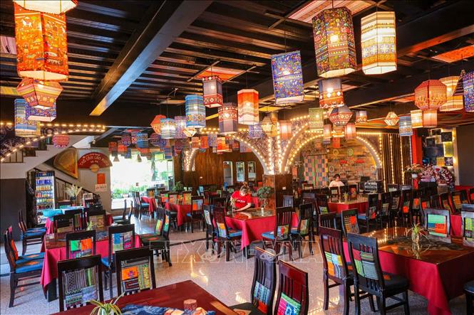 Nhà hàng được trang trí bởi các sản phẩm thủ công của làng thêu thổ cẩm Lan Rừng. Ảnh: Hoàng Hiếu - TTXVN