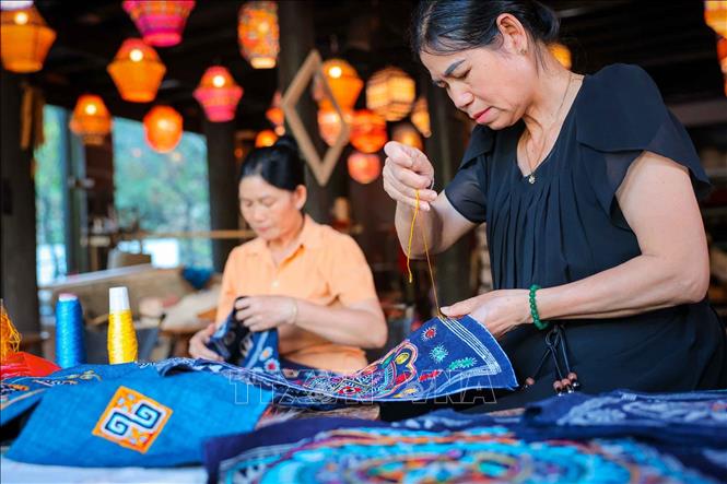 Những người thợ thêu thổ cẩm Lan Rừng thổi hồn vào các sản phẩm mang tính ứng dụng cao trong đời sống, lại mang nét văn hoá truyền thống. Ảnh: Hoàng Hiếu - TTXVN