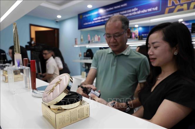 Hàng giả, hàng xâm phạm quyền sở hữu trí tuệ được trưng bày tại Bộ Công Thương. Ảnh: Trần Việt - TTXVN