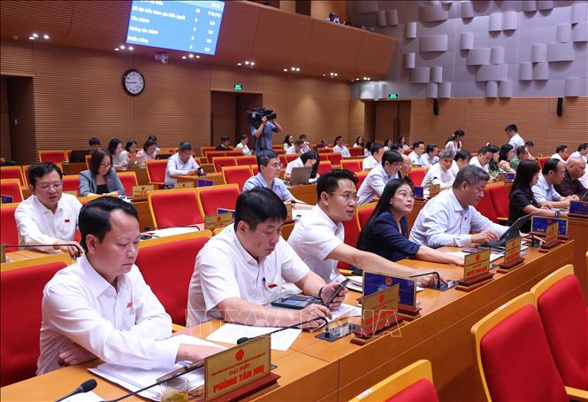 Các đại biểu thông qua định mức phân bổ ngân sách của Thành phố Hà Nội giai đoạn 2023-2025. Ảnh: Văn Điệp – TTXVN