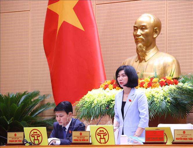 Phó Chủ tịch HĐND thành phố Hà Nội Phùng Thị Hồng Hà điều hành nội dung Kỳ họp. Ảnh: Văn Điệp – TTXVN