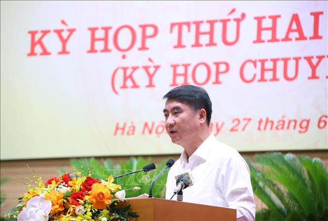 Giám đốc Sở Tài chính Nguyễn Xuân Lưu trình bày tờ trình về nội dung này tại Kỳ họp. Ảnh: Văn Điệp – TTXVN