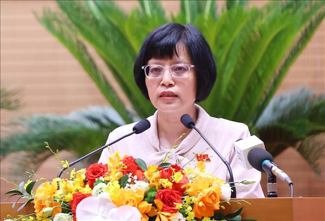 Trưởng Ban Kinh tế - Ngân sách Hội đồng nhân dân thành phố Hà Nội Hồ Thị Vân Nga trình bày tờ trình tại Kỳ họp. Ảnh: Văn Điệp – TTXVN