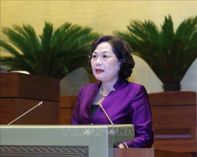 Thống đốc Ngân hàng Nhà nước Việt Nam Nguyễn Thị Hồng trình bày Báo cáo giải trình, tiếp thu, chỉnh lý dự thảo Luật sửa đổi, bổ sung một số điều của Luật Các tổ chức tín dụng. Ảnh: Phương Hoa - TTXVN