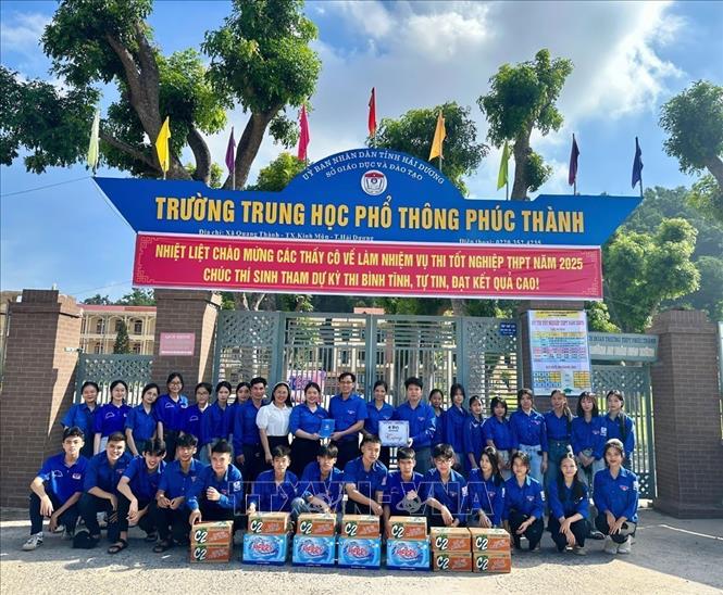 Anh Bùi Hải Bằng, Ủy viên Ban Chấp hành Trung ương Đoàn, Bí thư Tỉnh đoàn, Chủ tịch Hội Liên hiệp thanh niên Việt Nam tỉnh động viên và tặng quà cho đội thanh niên tình nguyện “Tiếp sức mùa thi” tại Trường THPT Phúc Thành (Thị xã Kinh Môn). Ảnh: TTXVN phát