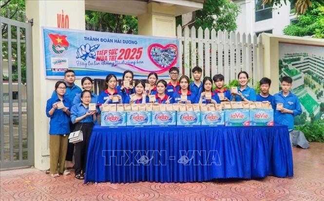 Đội thanh niên tình nguyện tại điểm thi trường THPT chuyên Nguyễn Trãi. Ảnh: Mạnh Minh - TTXVN