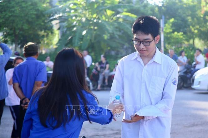 Trong ảnh: Sinh viên tình nguyện tiếp sức mùa thi tại điểm thi trường THPT Nguyễn Văn Cừ (TP Hải Dương). Ảnh: Mạnh Minh - TTXVN