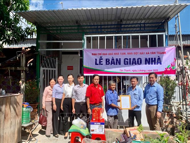 Lãnh đạo xã Tân Thạnh, huyện Thanh Bình tổ chức lễ bàn giao nhà thuộc Chương trình xóa nhà tạm, nhà dột nát. Ảnh: TTXVN phát