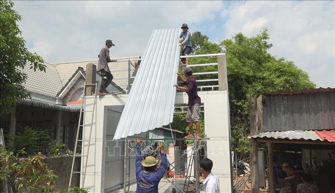 Nhóm Thiện nguyện huyện Lai Vung, tỉnh Đồng Tháp xây dựng nhà miễn phí cho hộ dân trong Chương trình xóa nhà tạm, nhà dột nát. Ảnh: TTXVN phát