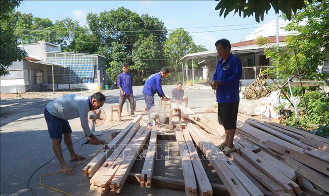 Tổ cất nhà từ thiện xã Tân Thạnh, huyện Thanh Bình góp công làm nhà thuộc Chương trình xóa nhà tạm, nhà dột nát. Ảnh: Nhựt An - TTXVN
