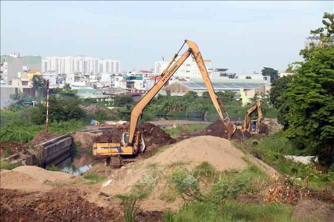 Công trường thi công dự án tại khu vực cầu Chợ Cầu, giáp ranh giữa Quận 12 và Gò Vấp. Ảnh: Tiến Lực - TTXVN