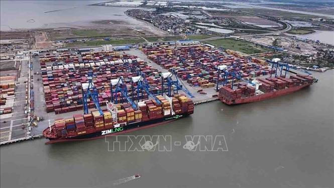 Handling cargo at the Hai Phong International Container Terminal in Cat Hai district, the northern city of Hai Phong. VNA Photo: Vũ Sinh