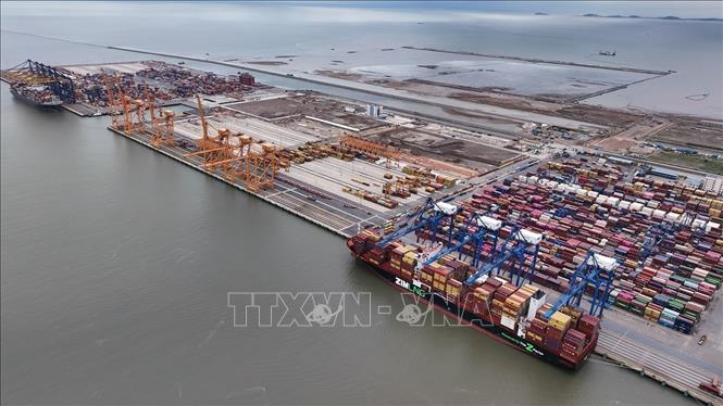 Handling cargo at the Hai Phong International Container Terminal in Cat Hai district, the northern city of Hai Phong. VNA Photo: Vũ Sinh
