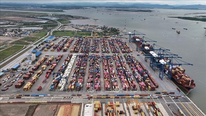 Handling cargo at the Hai Phong International Container Terminal in Cat Hai district, the northern city of Hai Phong. VNA Photo: Vũ Sinh