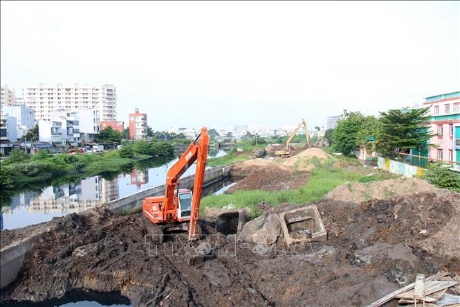 Ghi nhận tại một số khu vực của dự án, công trường khá vắng với chỉ 1 vài thiết bị thi công. Ảnh: Tiến Lực - TTXVN