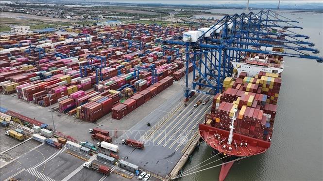 Handling cargo at the Hai Phong International Container Terminal in Cat Hai district, the northern city of Hai Phong. VNA Photo: Vũ Sinh