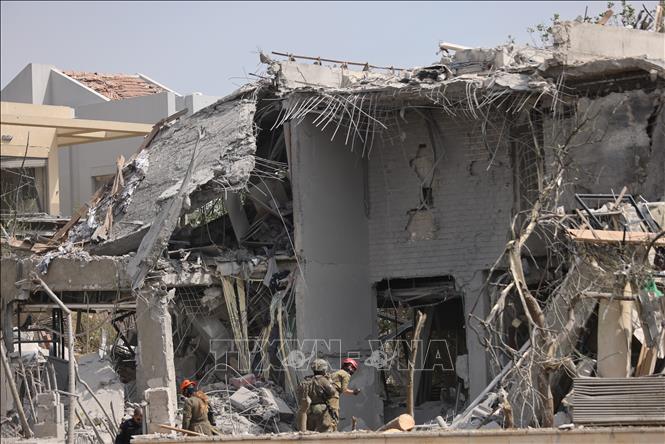 Quân đội Israel sáng 22/6/2025 thông báo đã phát hiện nhiều tên lửa được phóng từ Iran nhằm vào lãnh thổ nước này. Động thái trên diễn ra sau khi Mỹ tấn công 3 cơ sở hạt nhân trọng yếu của Iran trong đêm 21/6. Ảnh: Tòa nhà tại Nes Ziona, Israel bị phá hủy sau cuộc tấn công tên lửa của Israel. Ảnh: THX/TTXVN