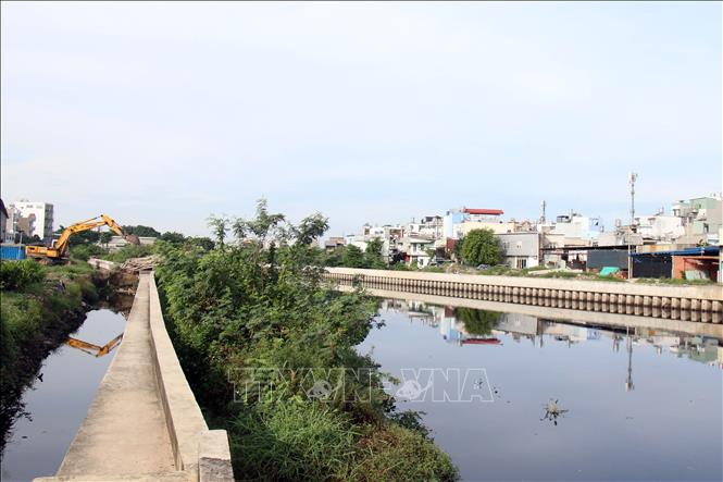 Dự án cơ bản thi công xong phần kè hai bên bờ kênh. Ảnh: Tiến Lực - TTXVN