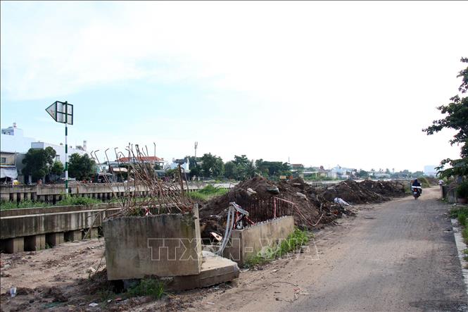 Việc thi công chậm cũng ảnh hưởng đến sinh hoạt của người dân xung quanh. Ảnh: Tiến Lực - TTXVN