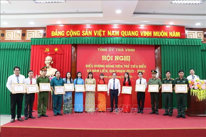 Trao Giấy khen của Ban Chấp hành Đảng bộ tỉnh Trà Vinh cho các đảng viên tiêu biểu. Ảnh: Thanh Hòa- TTXVN