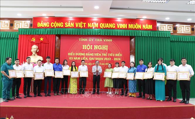Trao Giấy khen của Ban Chấp hành Đảng bộ tỉnh Trà Vinh cho các đảng viên tiêu biểu. Ảnh: Thanh Hòa - TTXVN