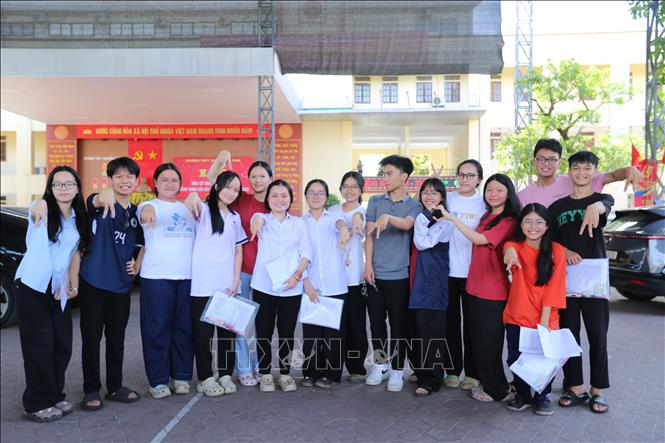 Thí sinh rạng rỡ chia sẻ niềm vui sau khi hoàn thành các bài thi của buổi sáng 27/6. Ảnh: Hoàng Ngà - TTXVN