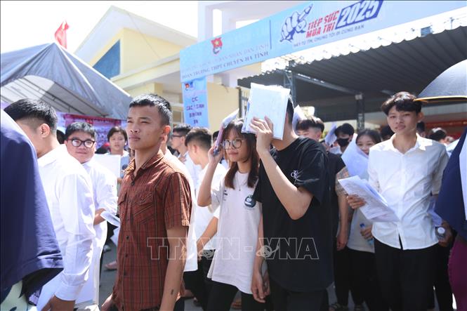 Thí sinh tại điểm thi trường THPT Chuyên Hà Tĩnh thi theo chương trình GDPT 2018 hoàn thành kỳ thi tốt nghiệp THPT 2025. Ảnh: Hoàng Ngà - TTXVN
