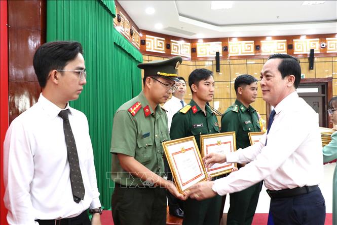 Phó Bí thư Tỉnh ủy Trà Vinh Lâm Minh Đằng trao Giấy khen cho các đảng viên tiêu biểu. Ảnh: Thanh Hòa - TTXVN