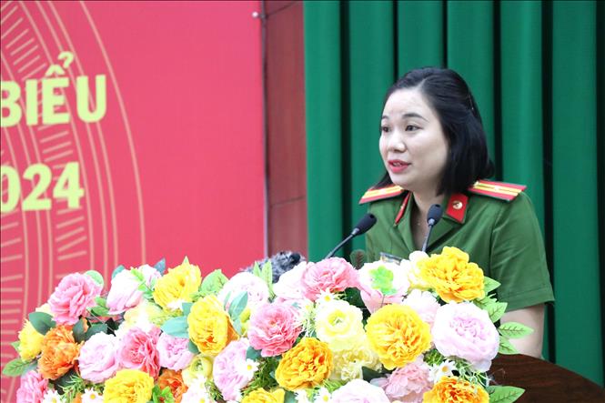 Đồng chí Huỳnh Thị Huỳnh Hoa, đảng viên Chi bộ Công an thị trấn Càng Long, thuộc Đảng bộ thị trấn Càng Long phát biểu tại hội nghị. Ảnh: Thanh Hòa - TTXVN