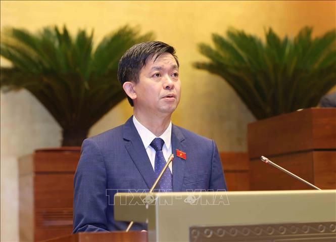 Tổng Thư ký, Chủ nhiệm Văn phòng Quốc hội Nguyễn Quang Tùng trình bày dự thảo Nghị quyết của Quốc hội về hoạt động chất vấn tại Kỳ họp thứ 9, Quốc hội khóa XV. Ảnh: Phương Hoa - TTXVN