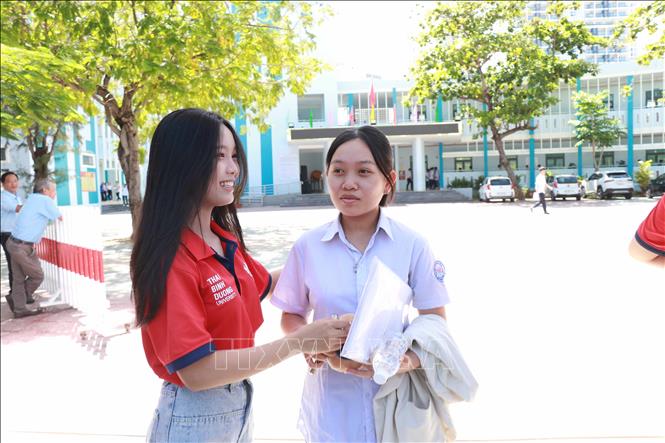 Thí sinh tại Trường THPT Thái Nguyên, Nha Trang ngày 27/6. Ảnh: Đặng Tuấn- TTXVN 