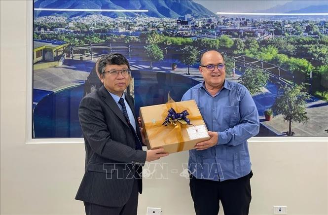Tiến sĩ Ruben Zardoya, Hiệu trưởng Đại học Emiliano Zapata, tặng quà lưu niệm cho Đại sứ Nguyễn Văn Hải. Ảnh: TTXVN phát.